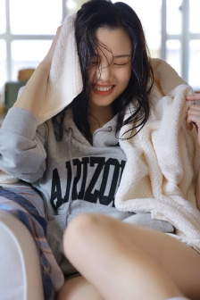 盛开的樱花林下